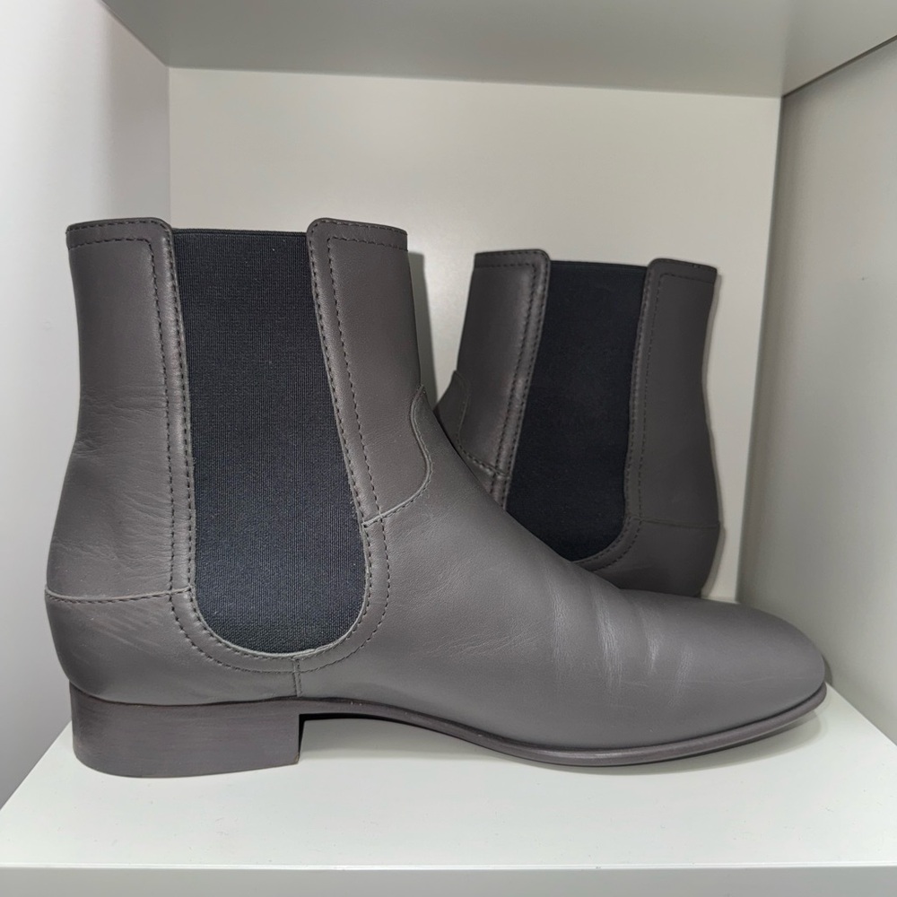 Gray CHANEL Chelsea boot. Gently used - Picture 4 of 8
